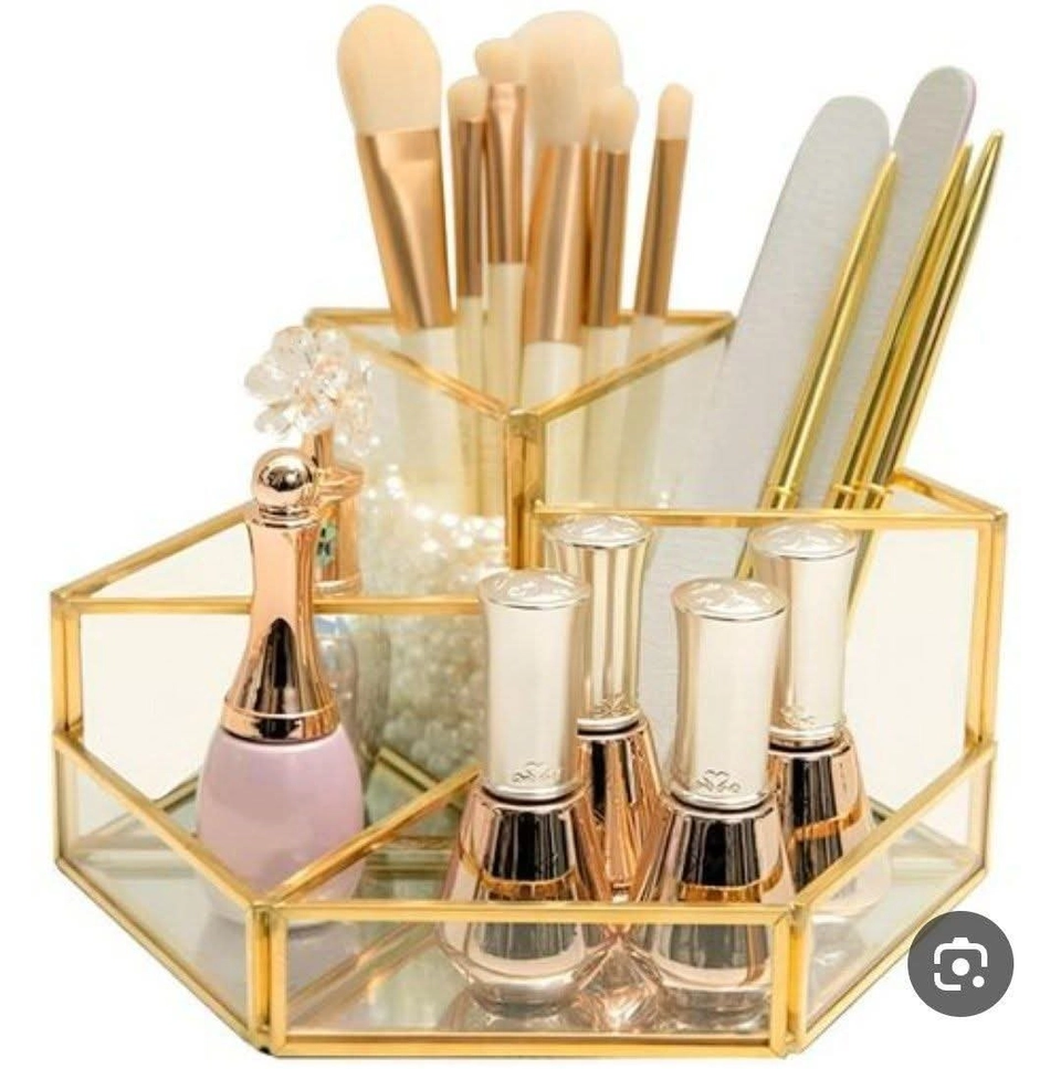 منظم مكياج وأدوات تجميل (Makeup Organizer) بتصميم هندسي أنيق وعصري.