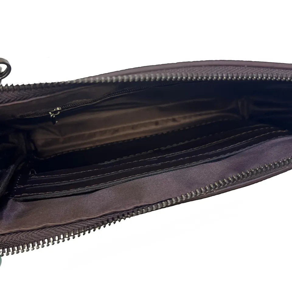 حقيبة جلد ذات قفل معدني