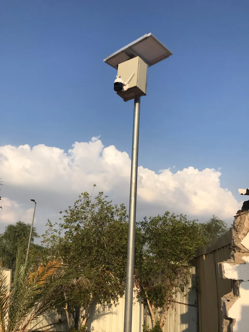 كاميرا camhi 5X مع سيستم طاقه شمسيه مع عامود 5 متر 