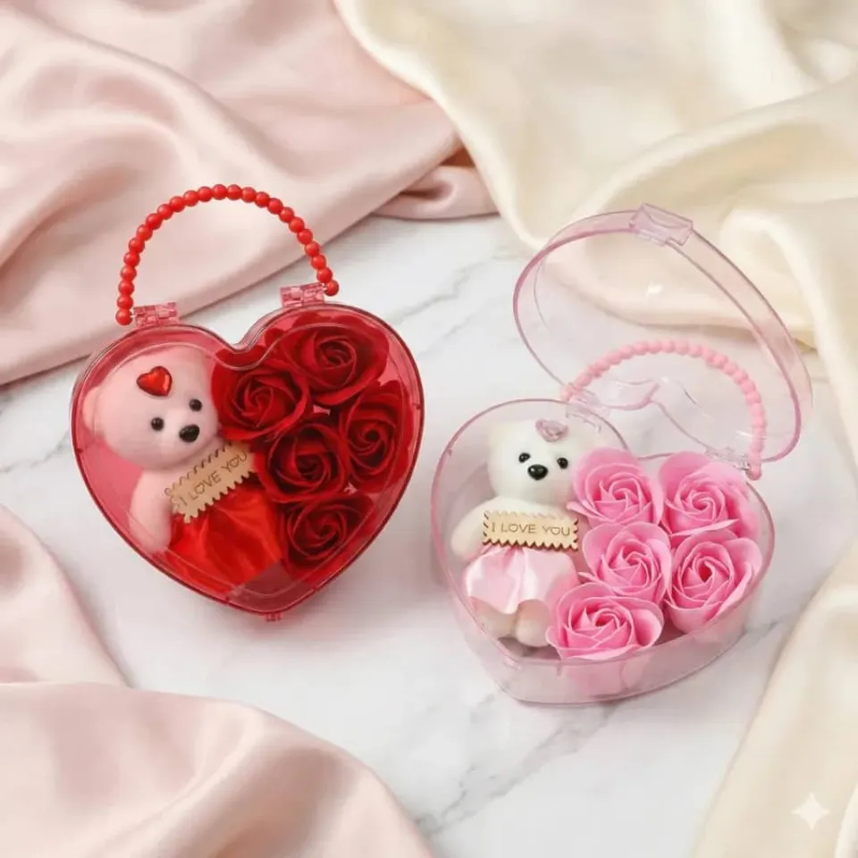 💖 علبة "همسة حب" مع الدبدوب والورد