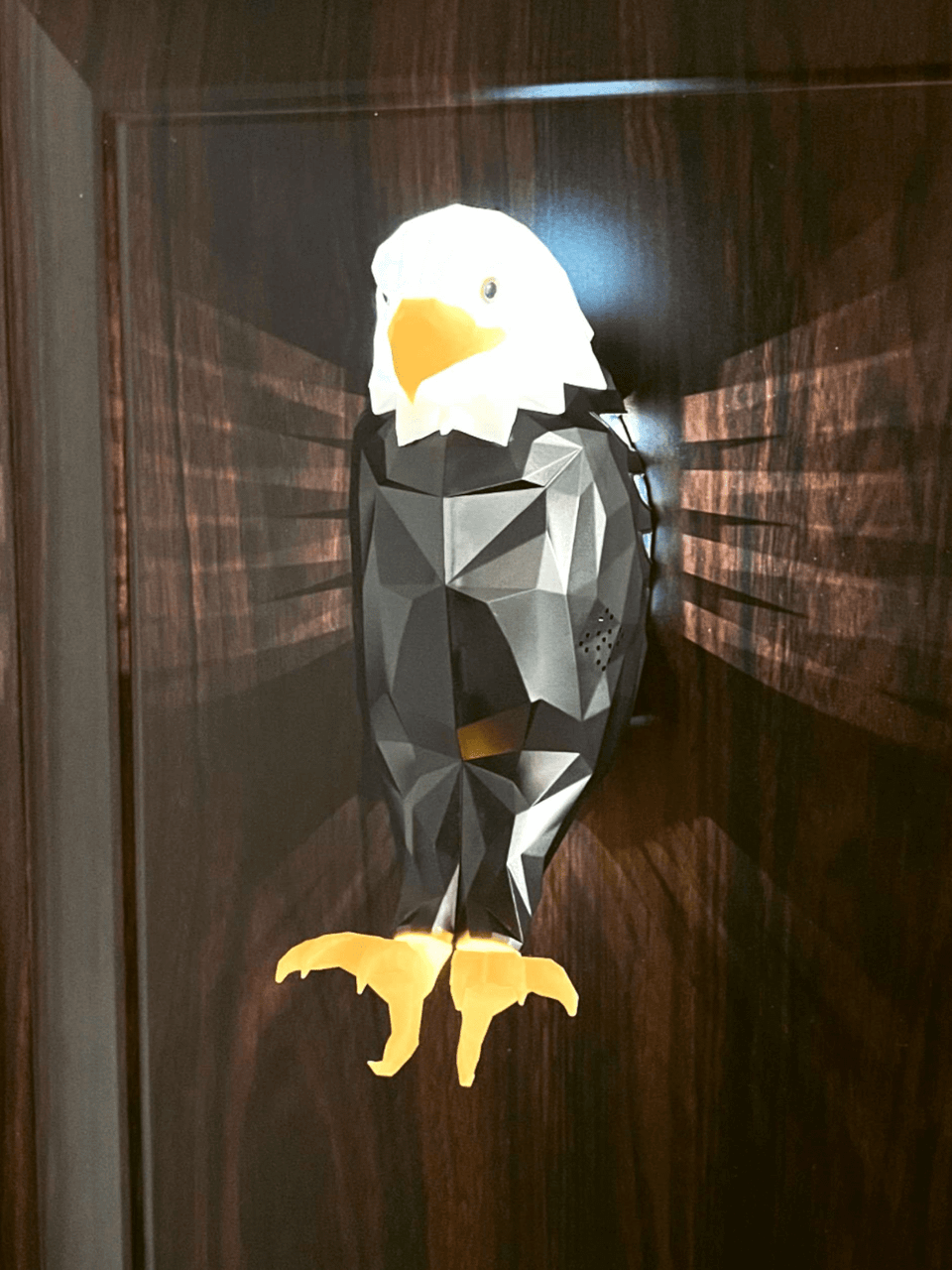 انارة جدارية على شكل صقر