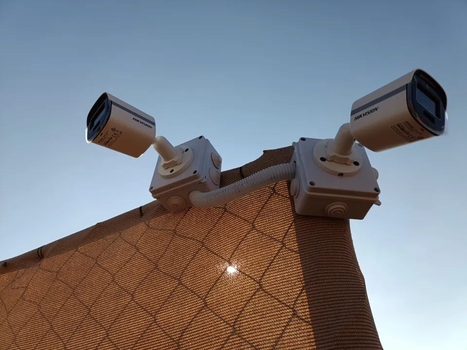 عرض 8 كاميرات هيك فيجن 2ميجا بيكسل ملونه 24 ساعه 