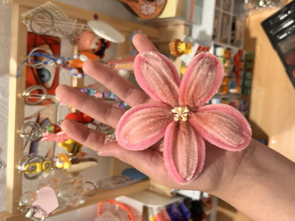 ميداليه ورديه 