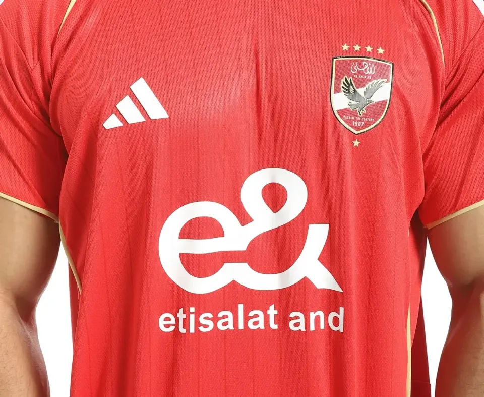 قميص الأهلي الأساسي 2025/26 مع بادجات كأس العالم للأندية - فيرست هاي كوبي