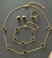 أسود
