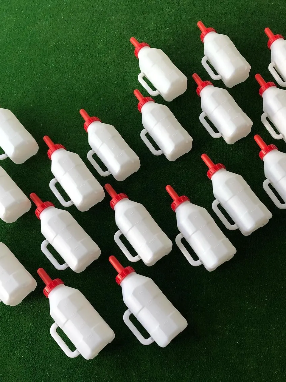 زجاجة رضاعة بلاستيكية بيضاء سعة 2.5 لتر للعجل