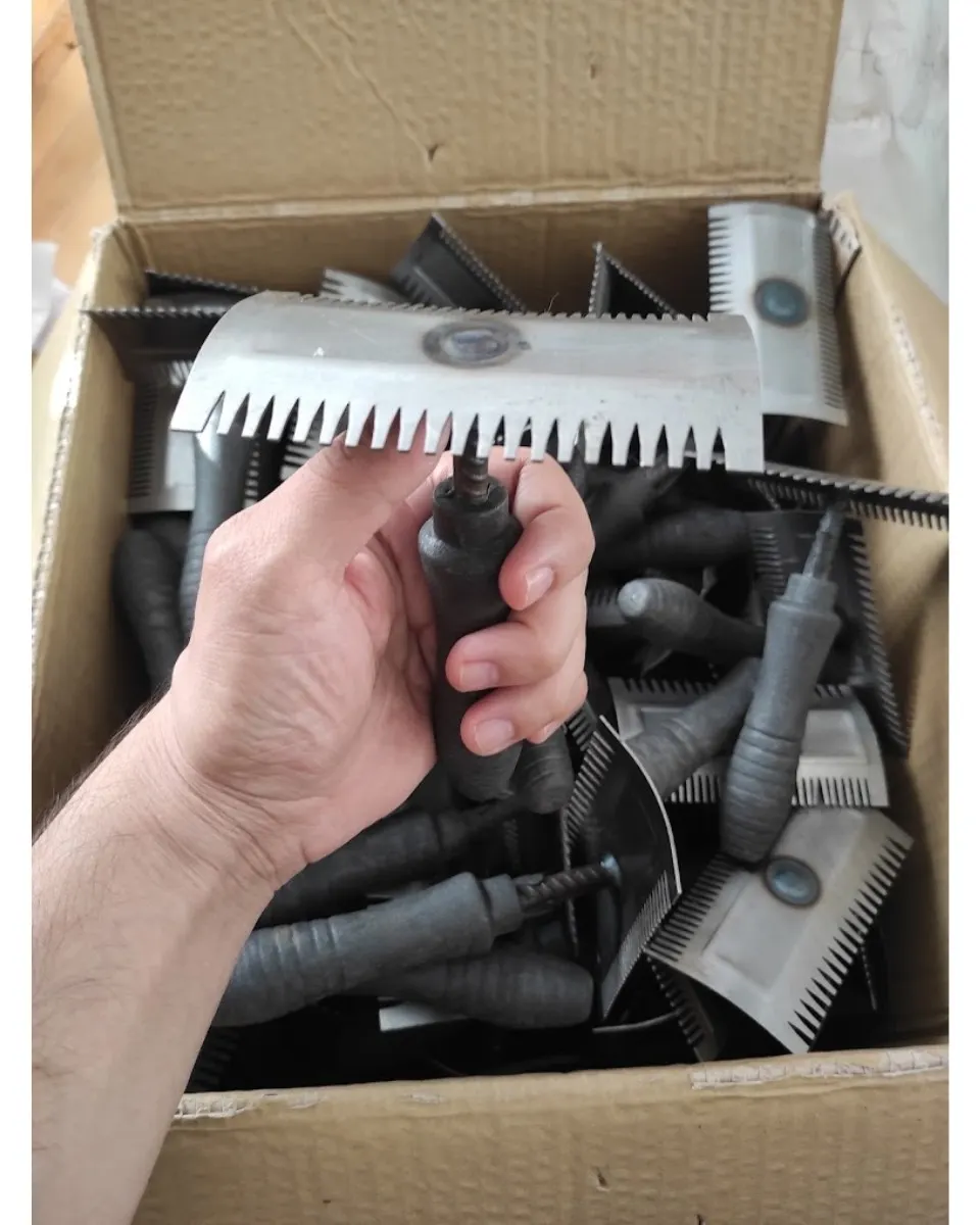 مشط معدني ذو وجهين ناعم و خشن