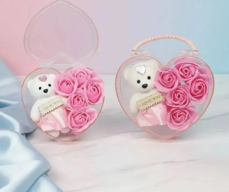💖 علبة "همسة حب" مع الدبدوب والورد
