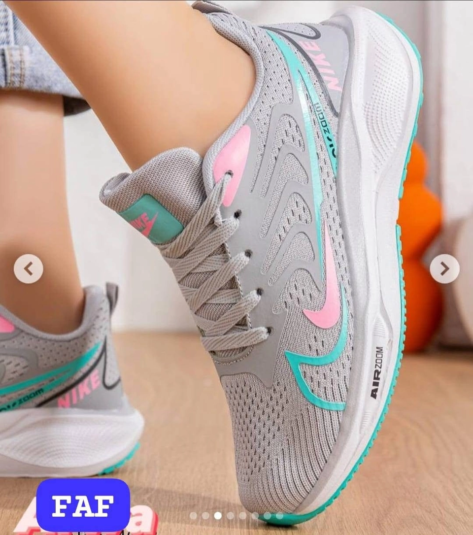 الكوتش هو حذاء رياضي NIKE