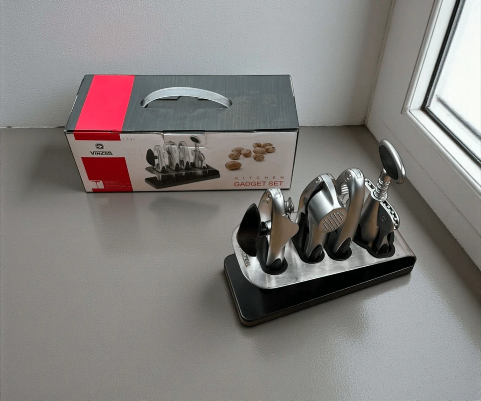 Multi-tool kitchen set with metal stand