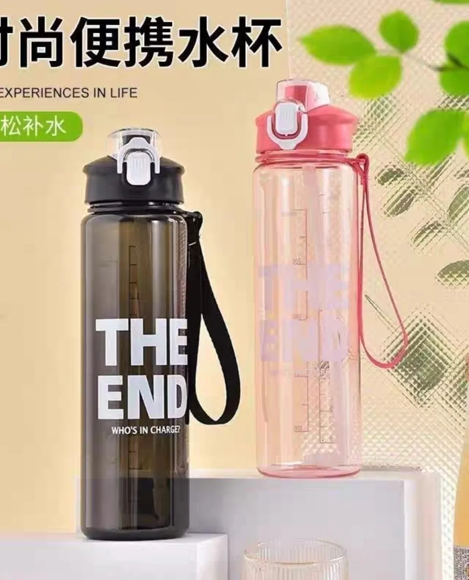 ذا إند زجاجة مياه بلاستيكية بمقبض وشريط سعة 1000 مل  