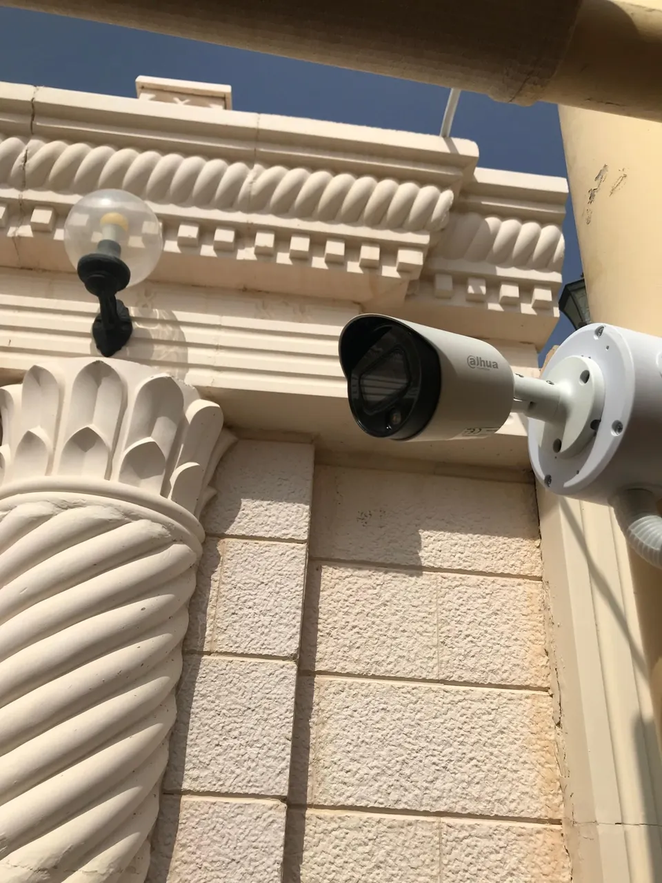 عرض 8 كاميرات هيك فيجن 2ميجا بيكسل ملونه 24 ساعه 