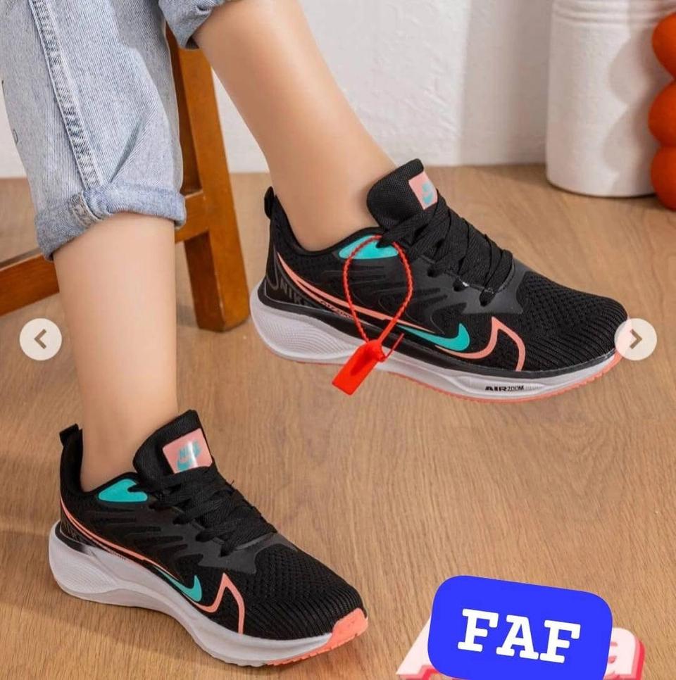 الكوتش هو حذاء رياضي NIKE