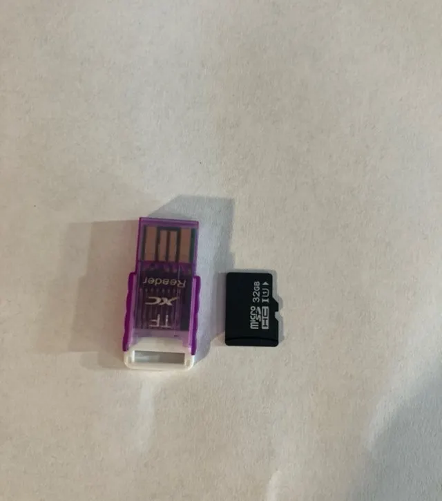 1 × قارئ بطاقات USB صغير + ذاكرة 32 جيجا