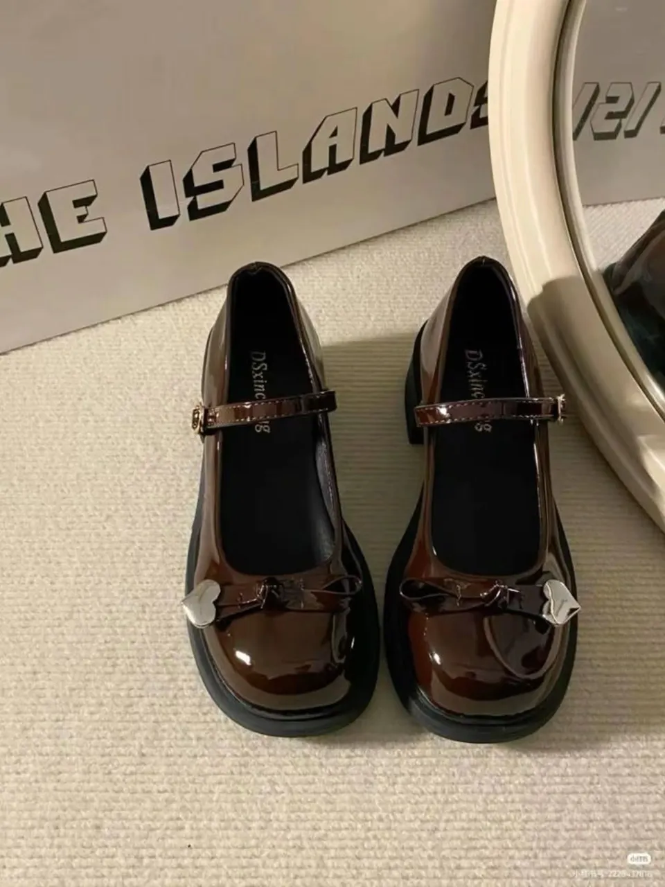 حذاء جلد بني مع قلب 