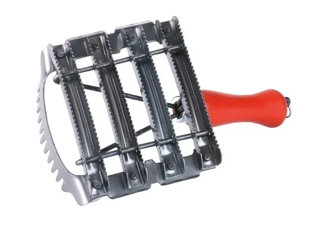 Metal currycomb with mane comb