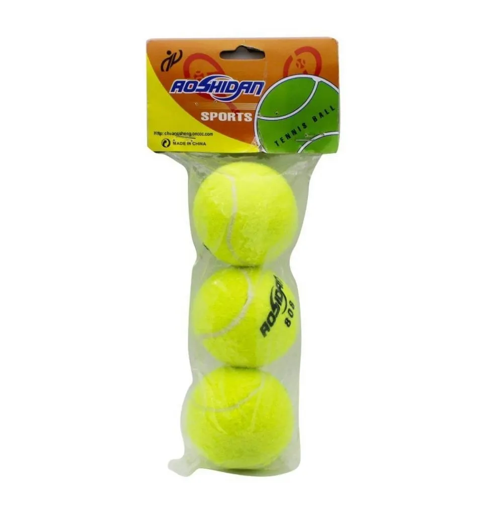 3 قطع من كرات التنس