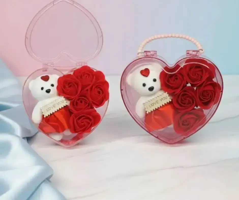 💖 علبة "همسة حب" مع الدبدوب والورد