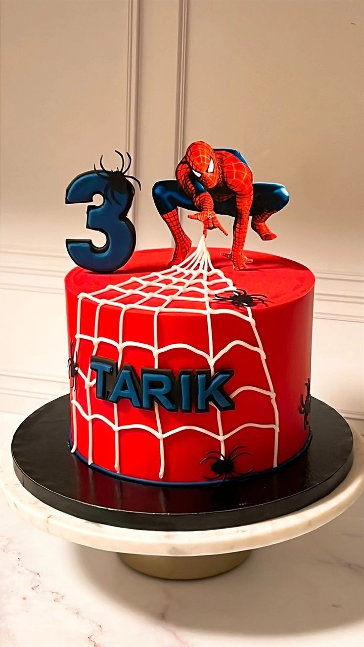 Gâteau rand avec stickers décoratifs 