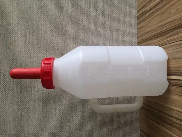 زجاجة رضاعة بلاستيكية بيضاء سعة 2.5 لتر للعجل