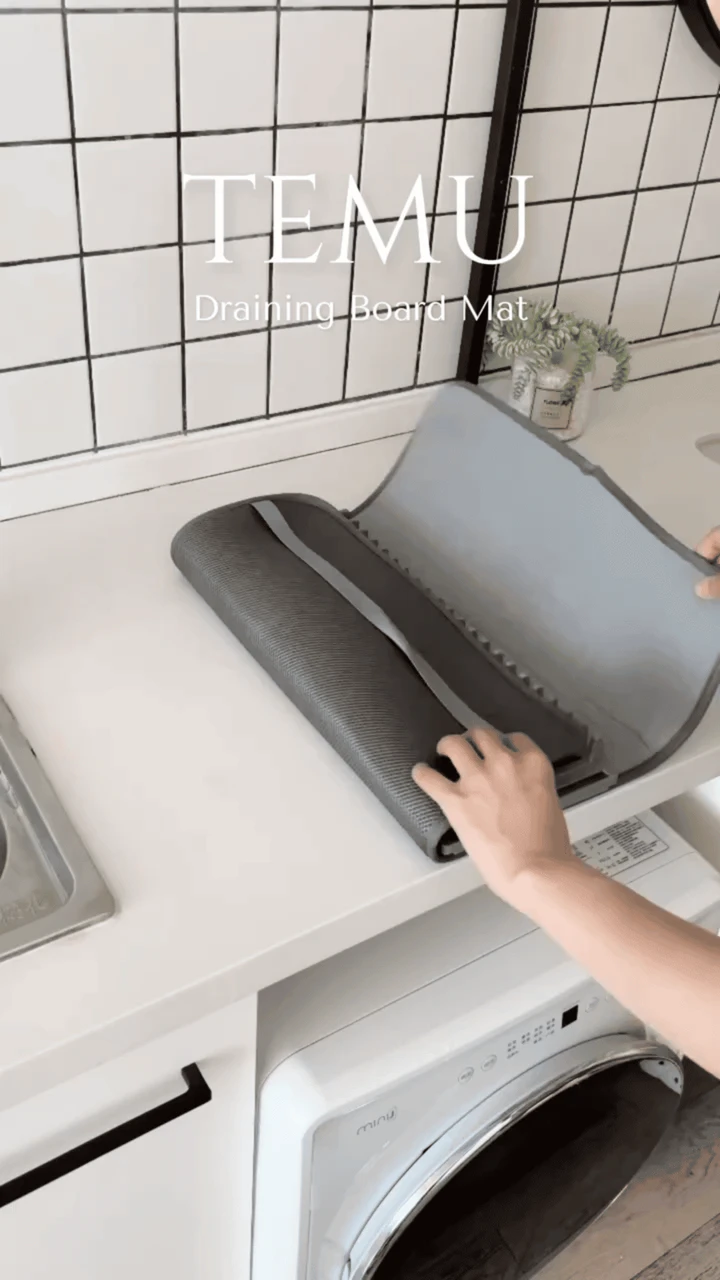 Dish drying mat with foldable stand
