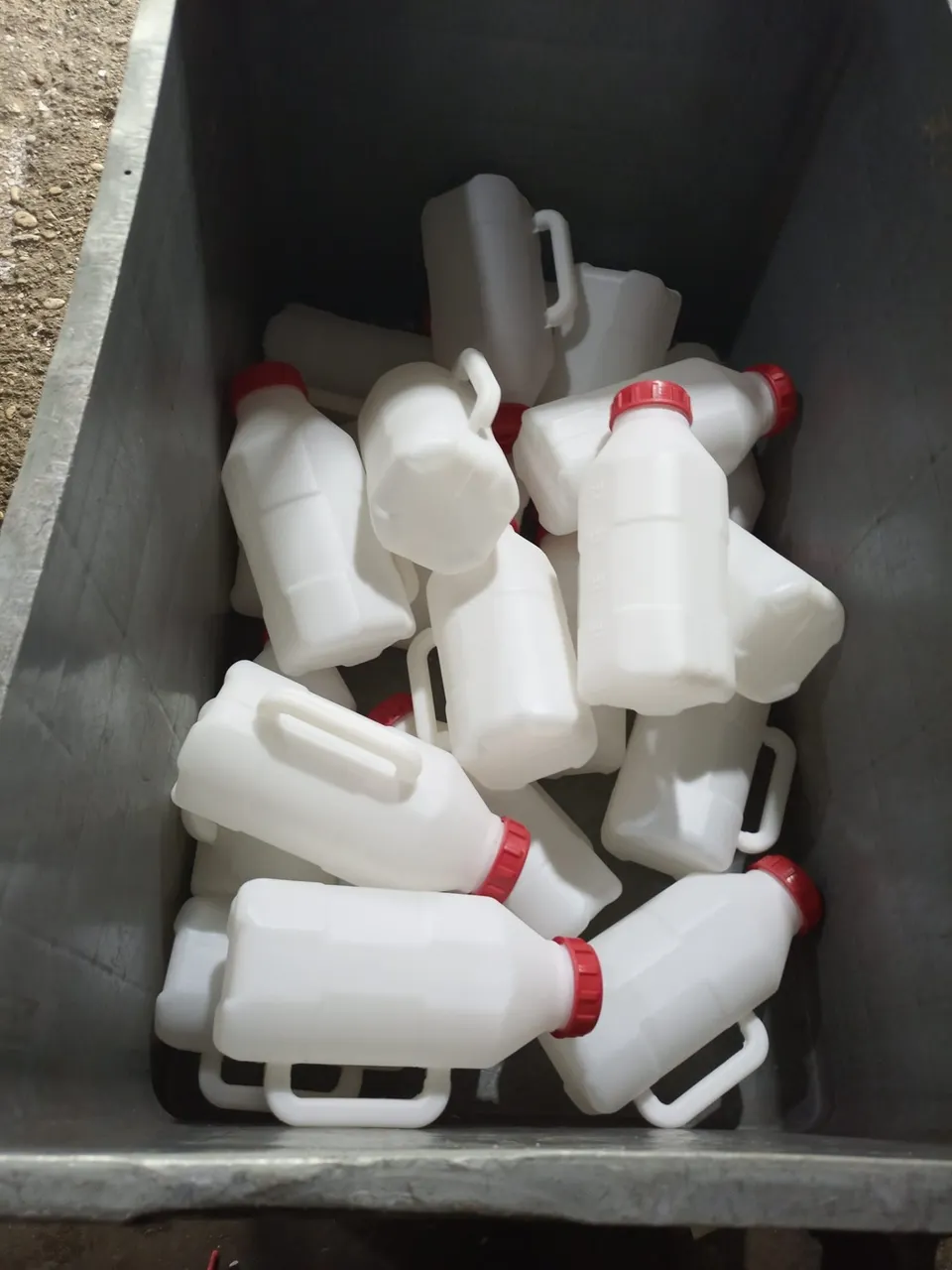 زجاجة رضاعة بلاستيكية بيضاء سعة 2.5 لتر للعجل