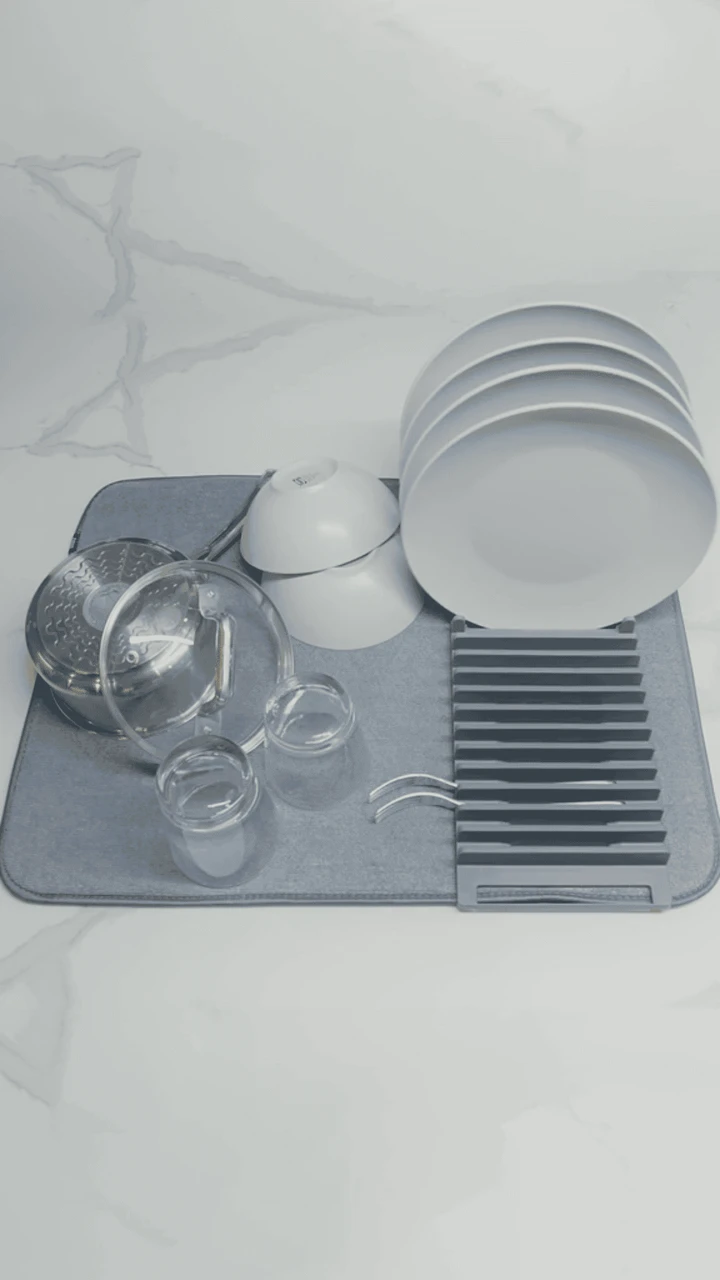 Dish drying mat with foldable stand