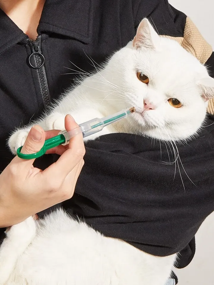 محقن تجريع السوائل والحبوب للحيوانات الاليفة