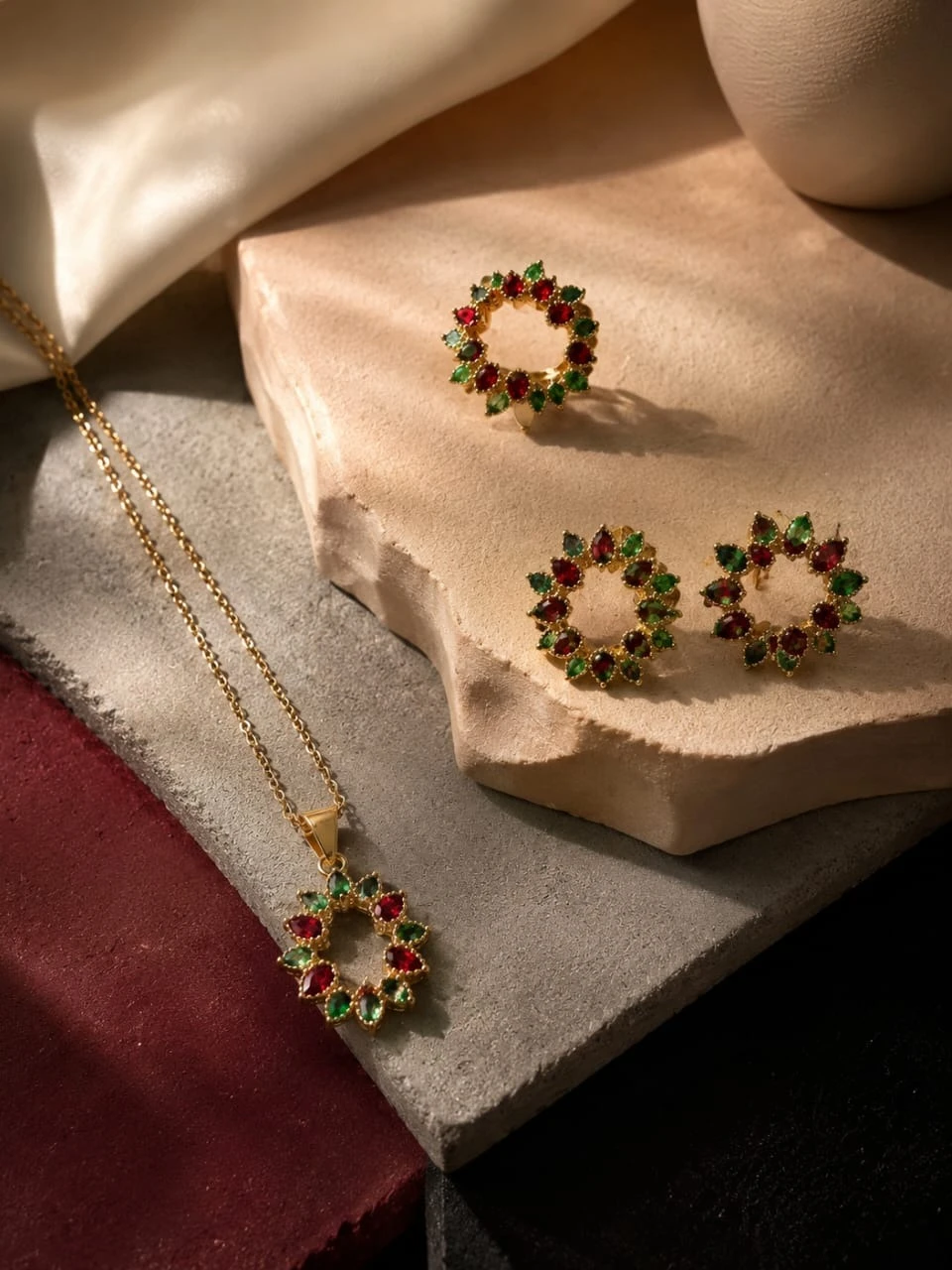 طقم ٣ قطع بفصوص اخضر و احمر